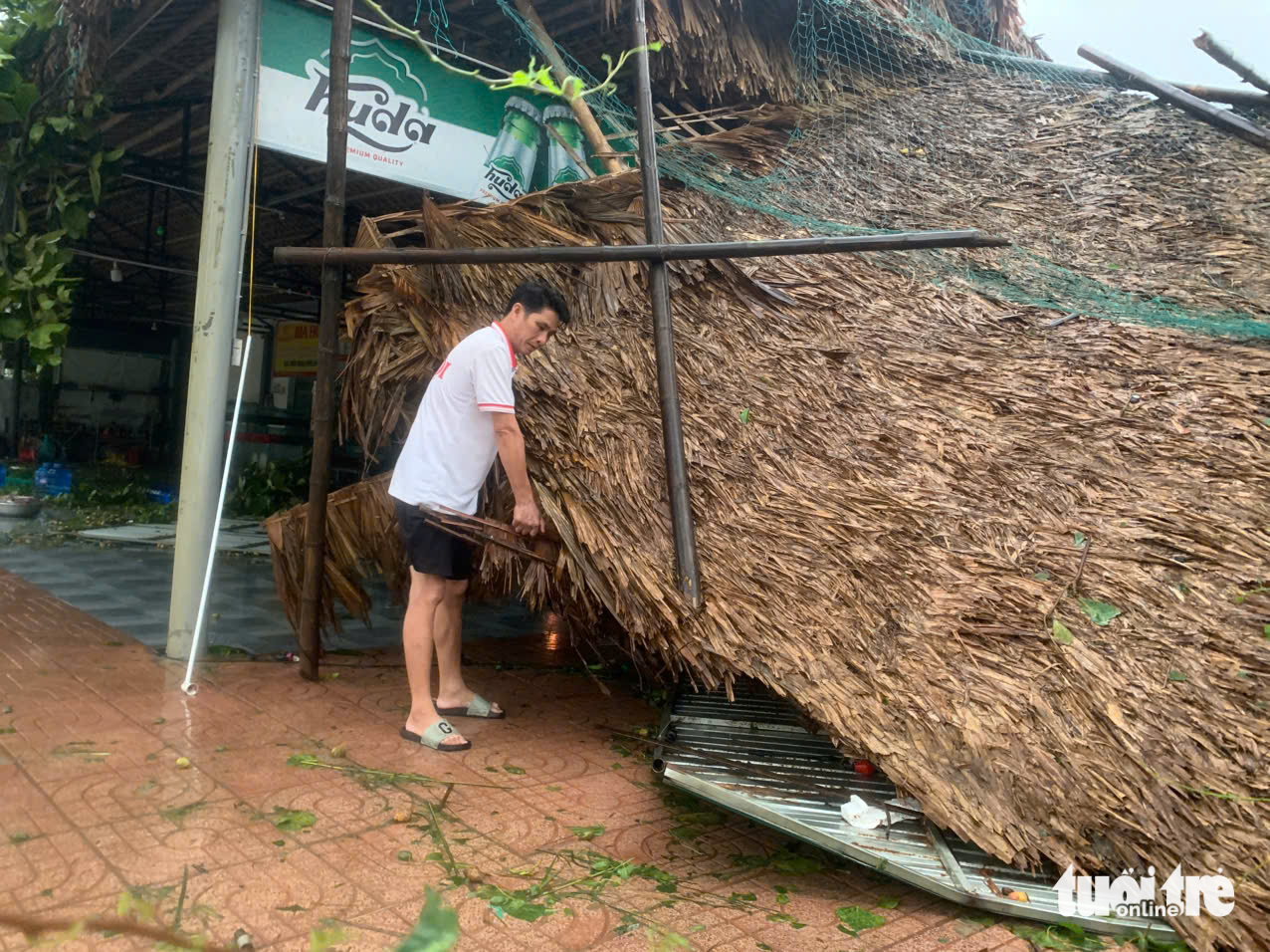 5号台风过后，春城海滨旅游区一片狼藉