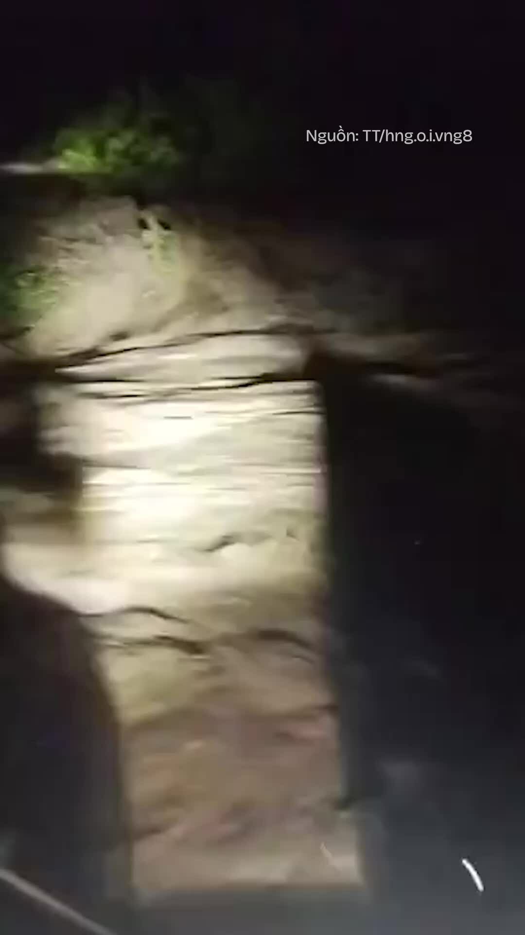 林同省山区水库溃坝，多人被冲走