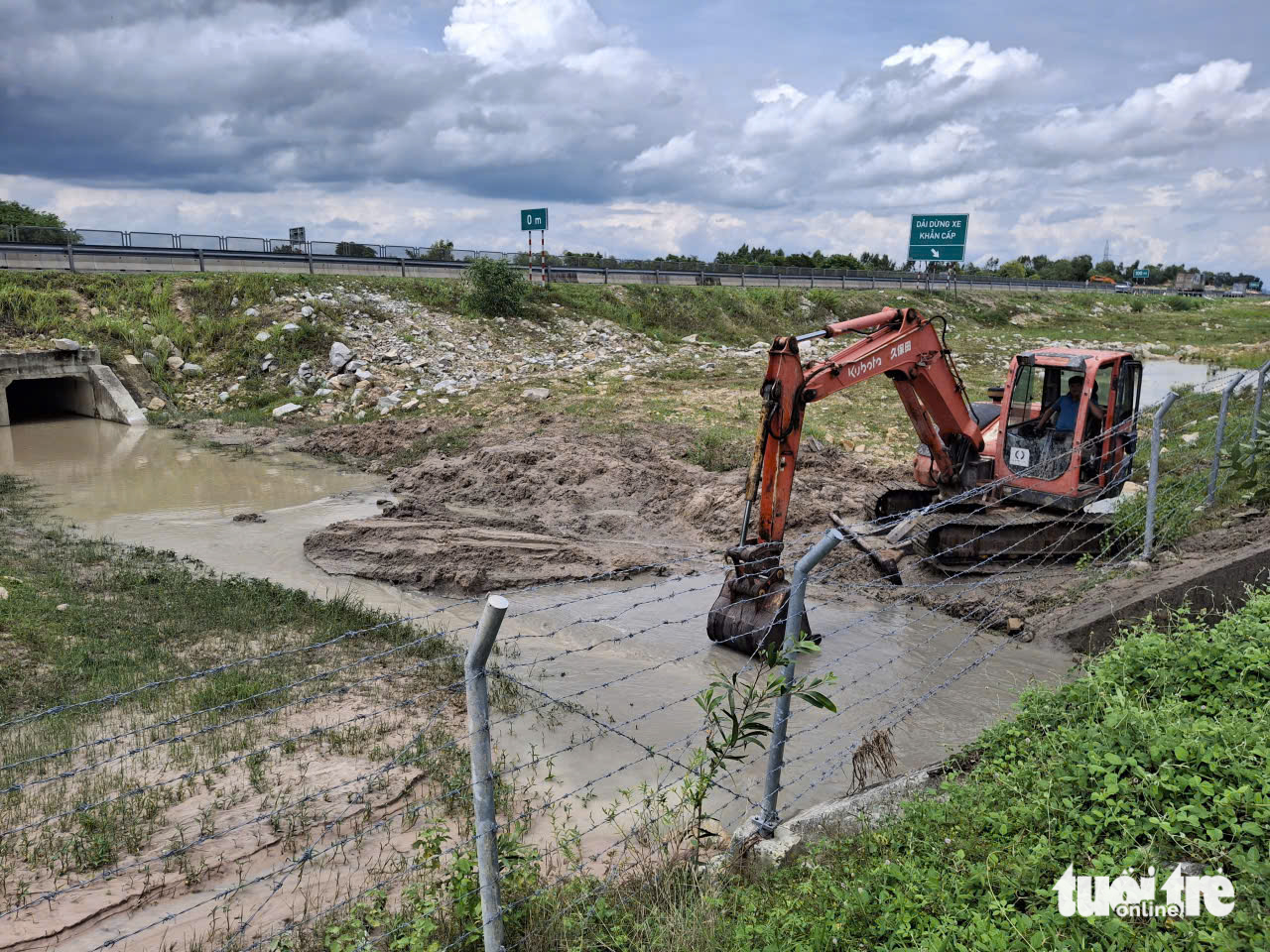 永好-藩切高速公路沙土淹没：投资方称因沙场，地方称因边坡