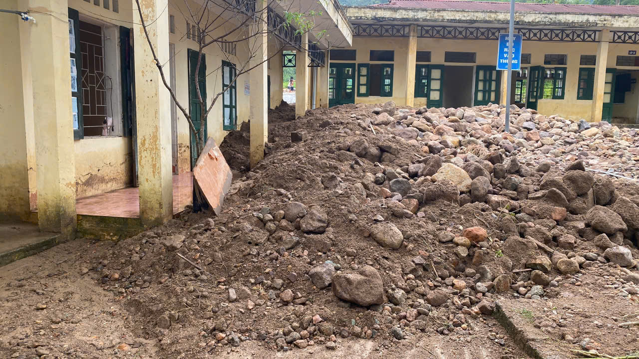 洪水将数百立方米土石冲入清化省边境乡学校