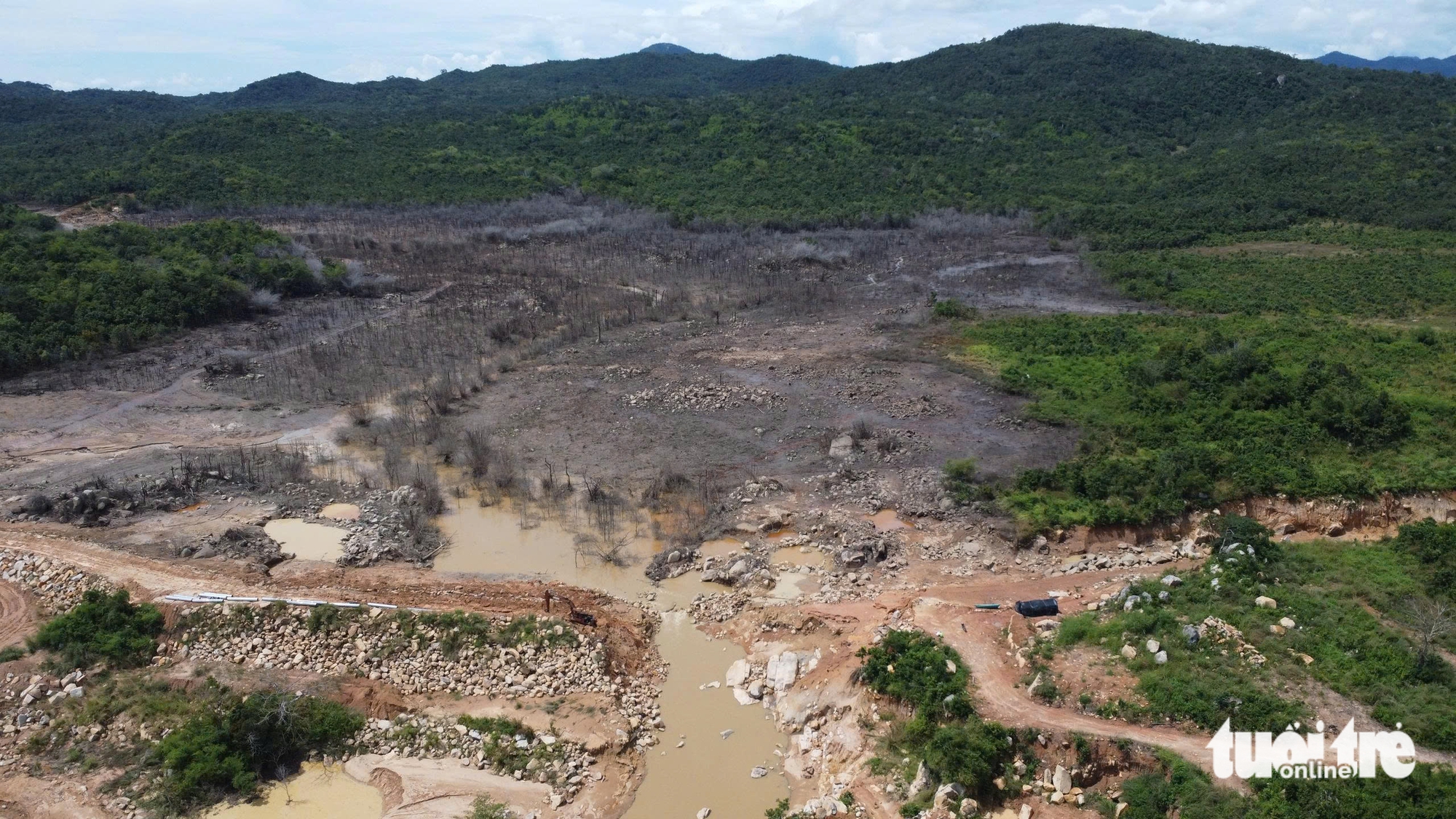 在Tuy Phong造成人员死亡的水库破裂公司正在山上进行哪些工程？