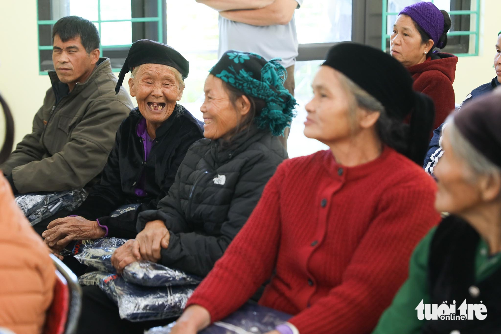 胡志明市宣传与新闻代表团访问并赠送礼物给高平省边防战士和边境居民