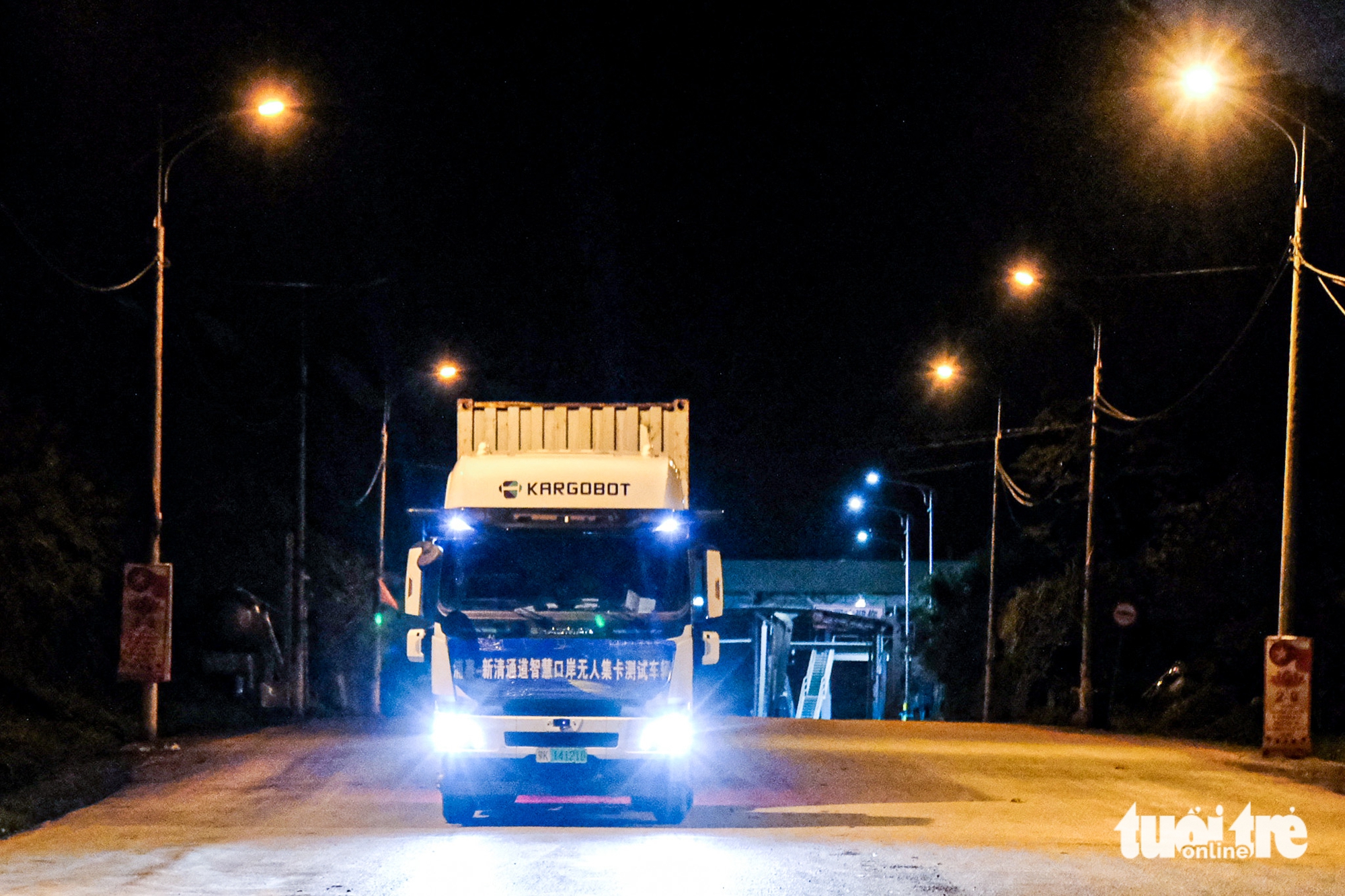 首次无人驾驶电动卡车从中国进口货物到越南