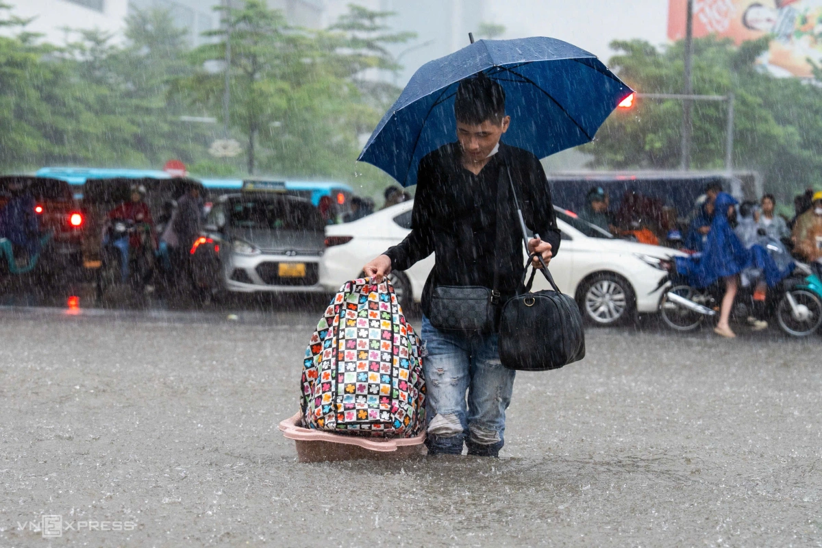 居民在桥下避雨，涉水寻找回家路