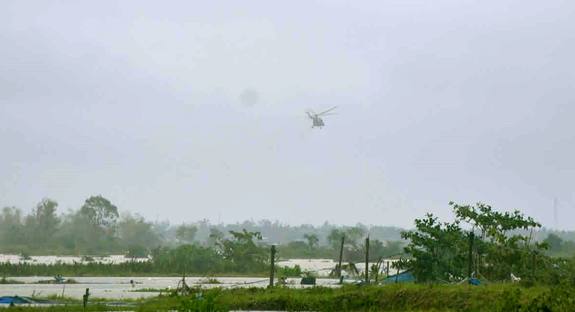直升机飞入和春洪水区；Khánh Lê 山口持续存在滑坡风险