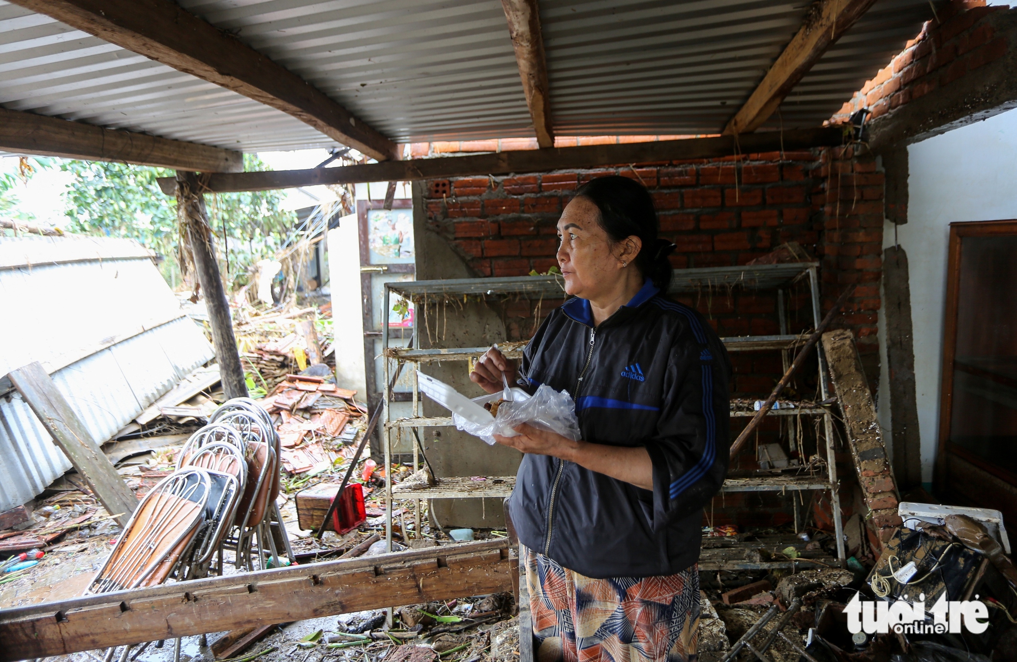 重返洪灾中心和盛：在破碎的房屋中寻找母亲的照片