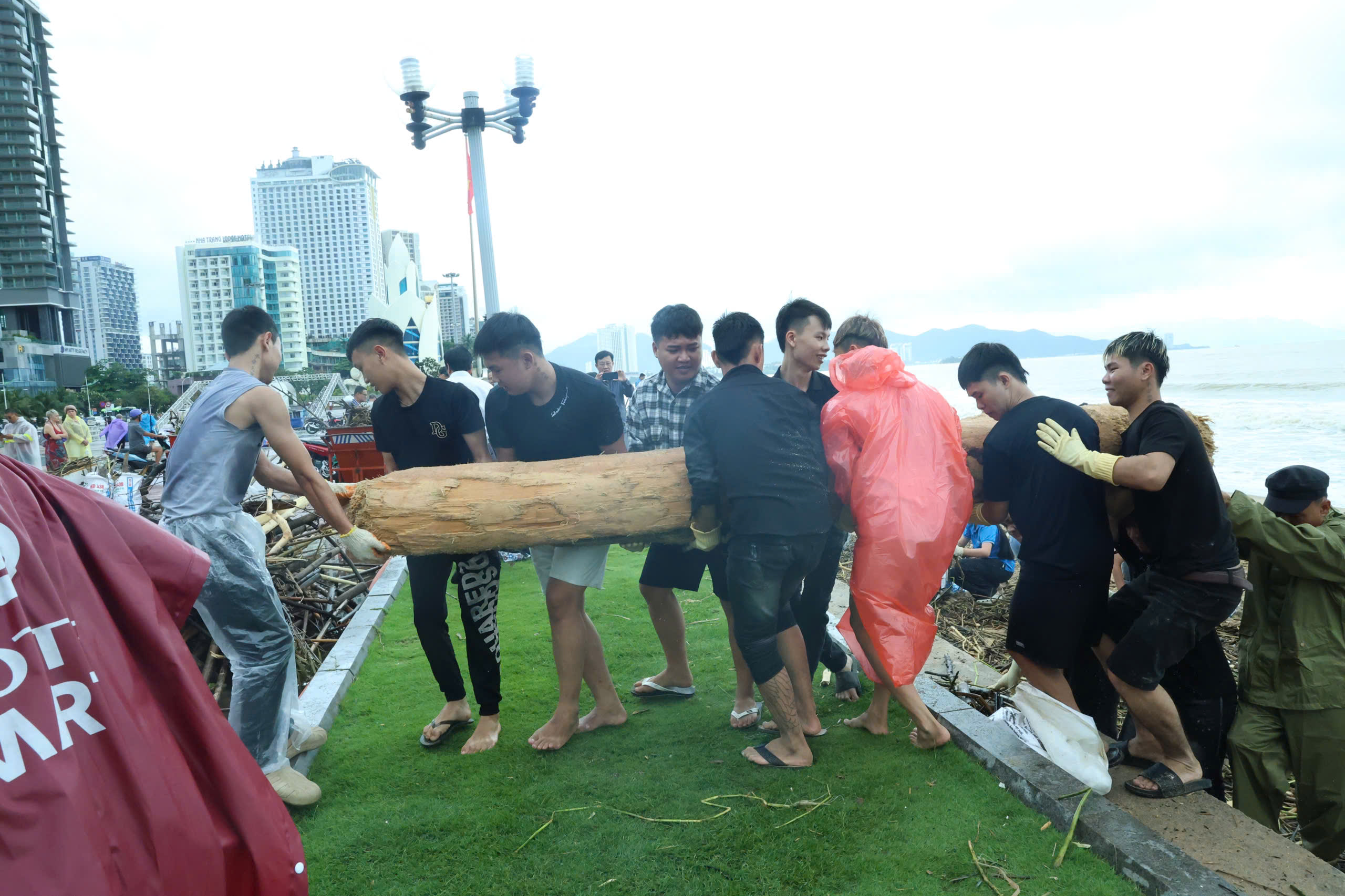 芽庄紧急清理海滩，准备迎接游客回归