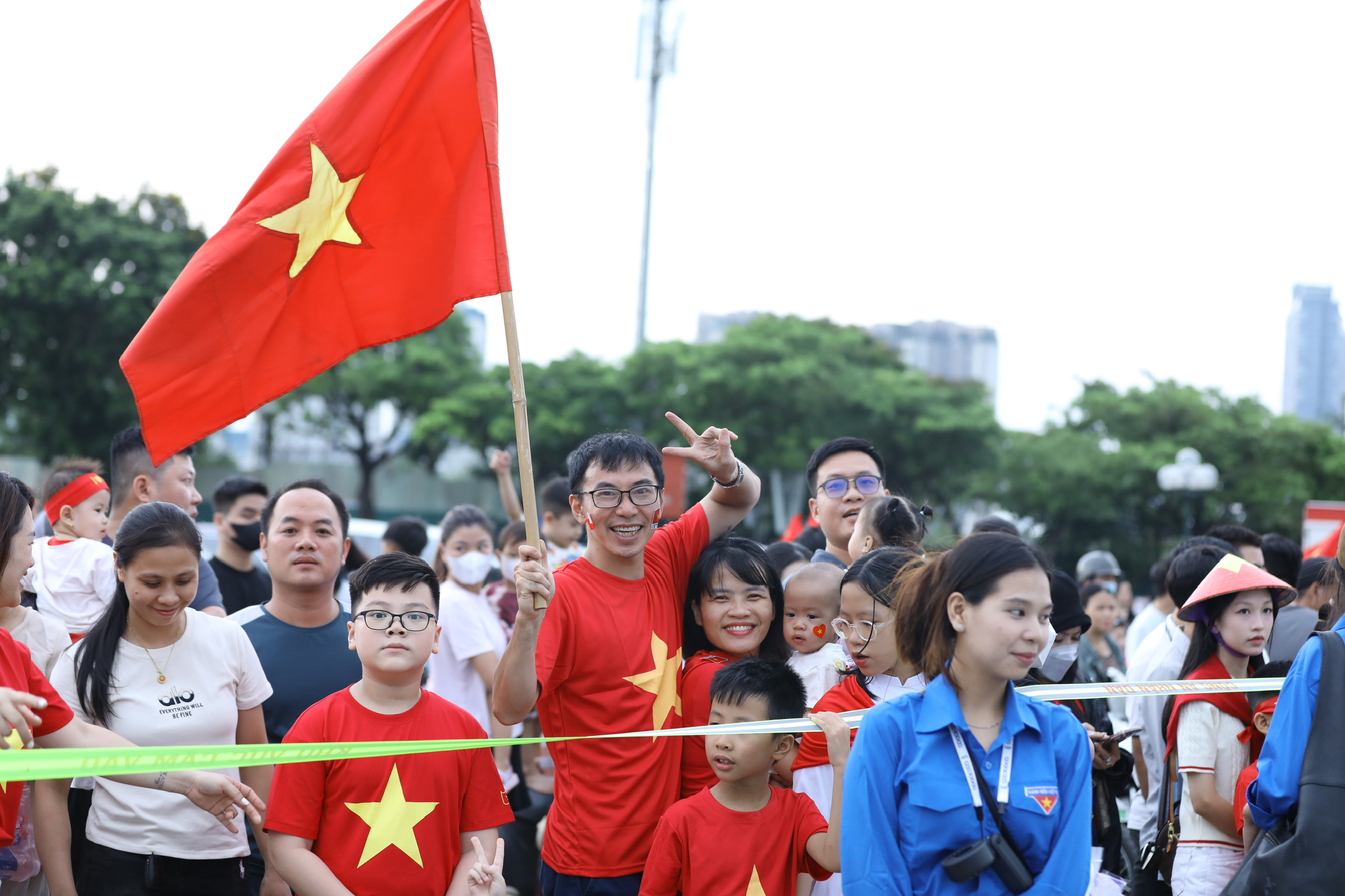 雨后，人群高歌等待阅兵队伍