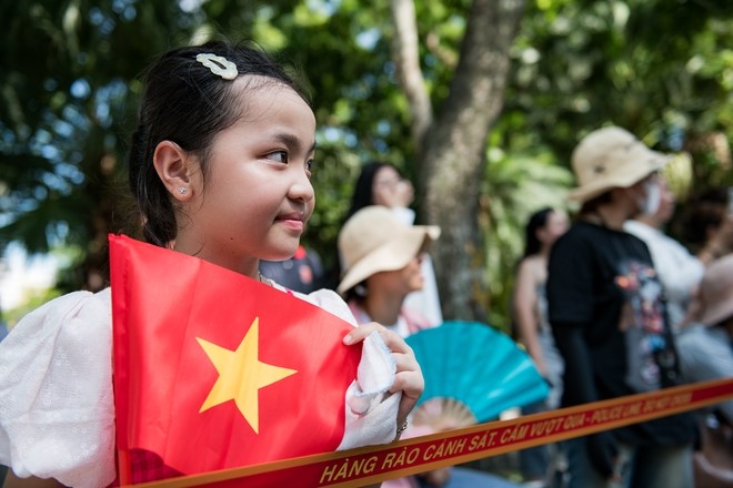 民众前往还剑湖观看骑兵，聆听军乐