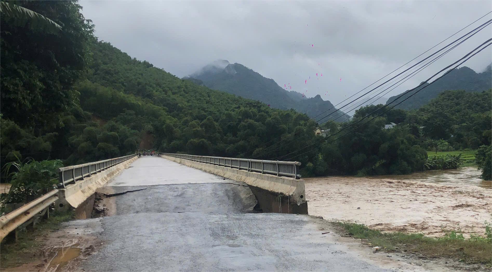暴雨洪水因台风摧毁了清化省16号国道上桥的道路