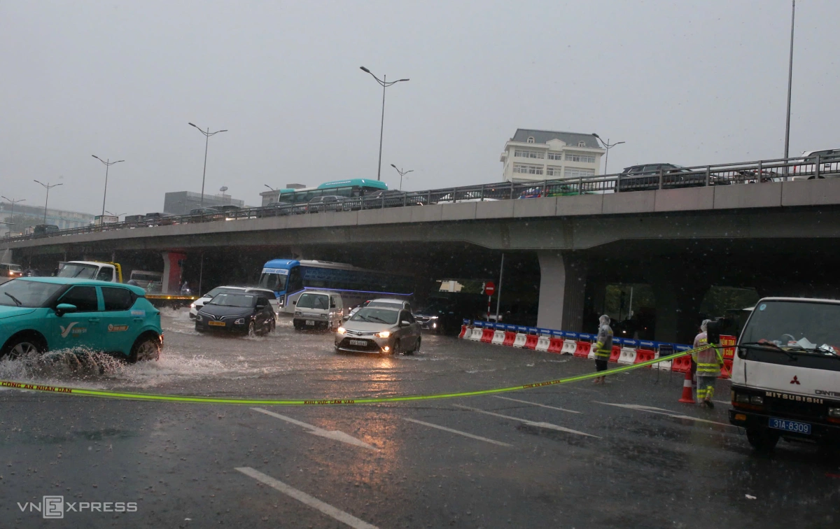 居民在桥下避雨，涉水寻找回家路