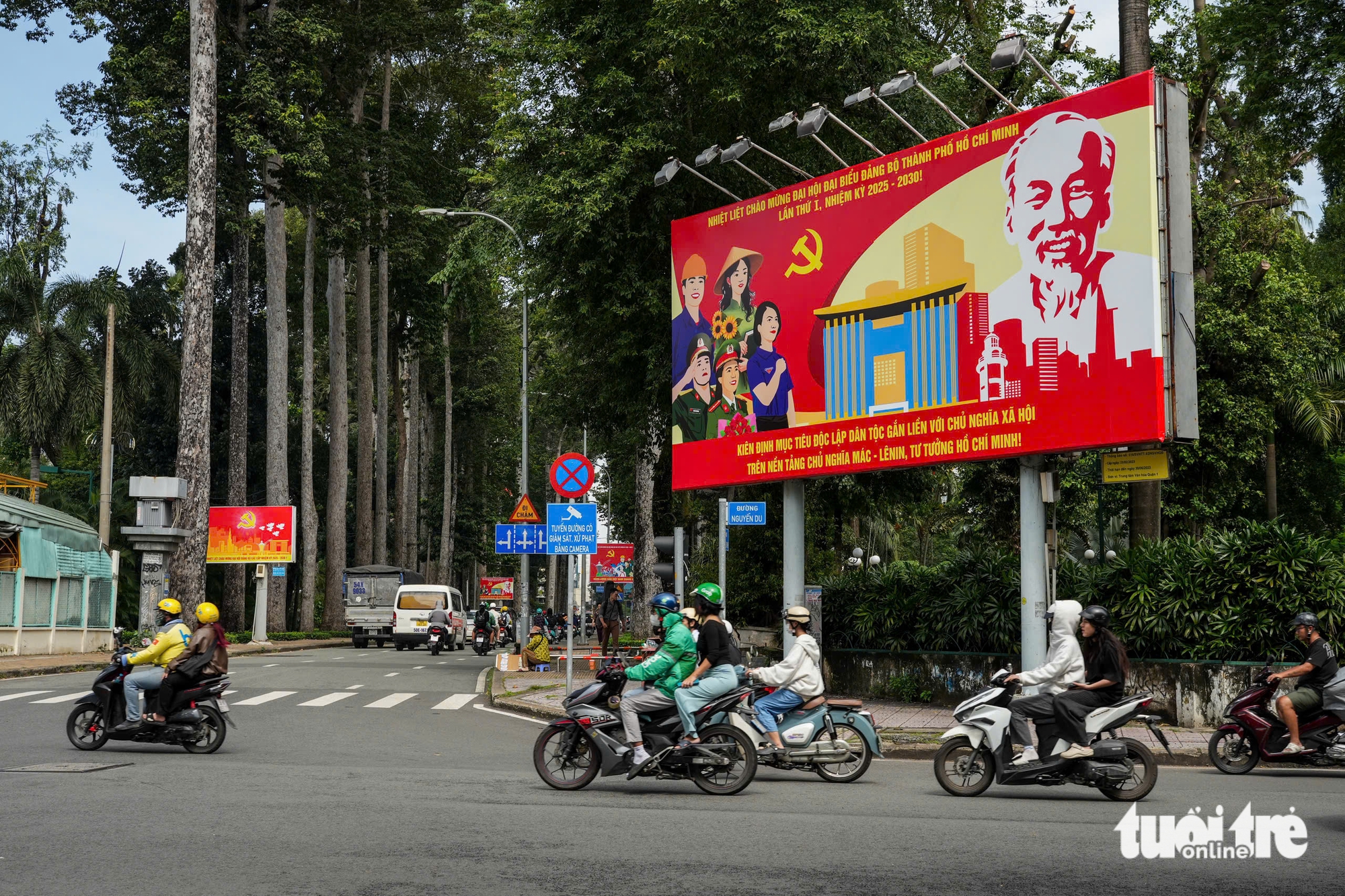 大型LED屏幕照亮胡志明市中心，欢迎市党代会召开