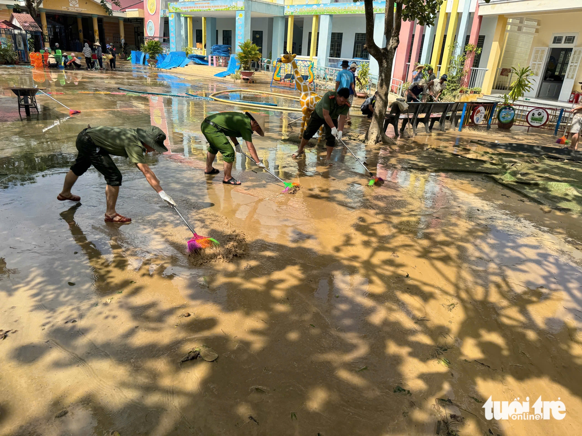 部队和公安在13号台风后帮助民众清理学校淤泥、修复屋顶