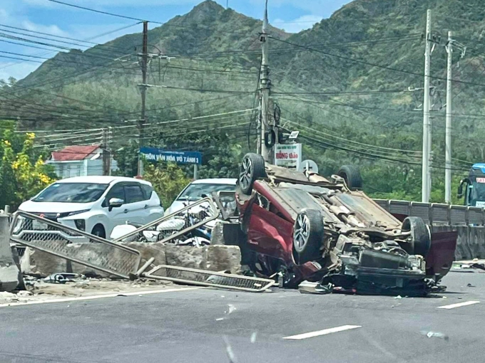 汽车爆胎撞上拖车