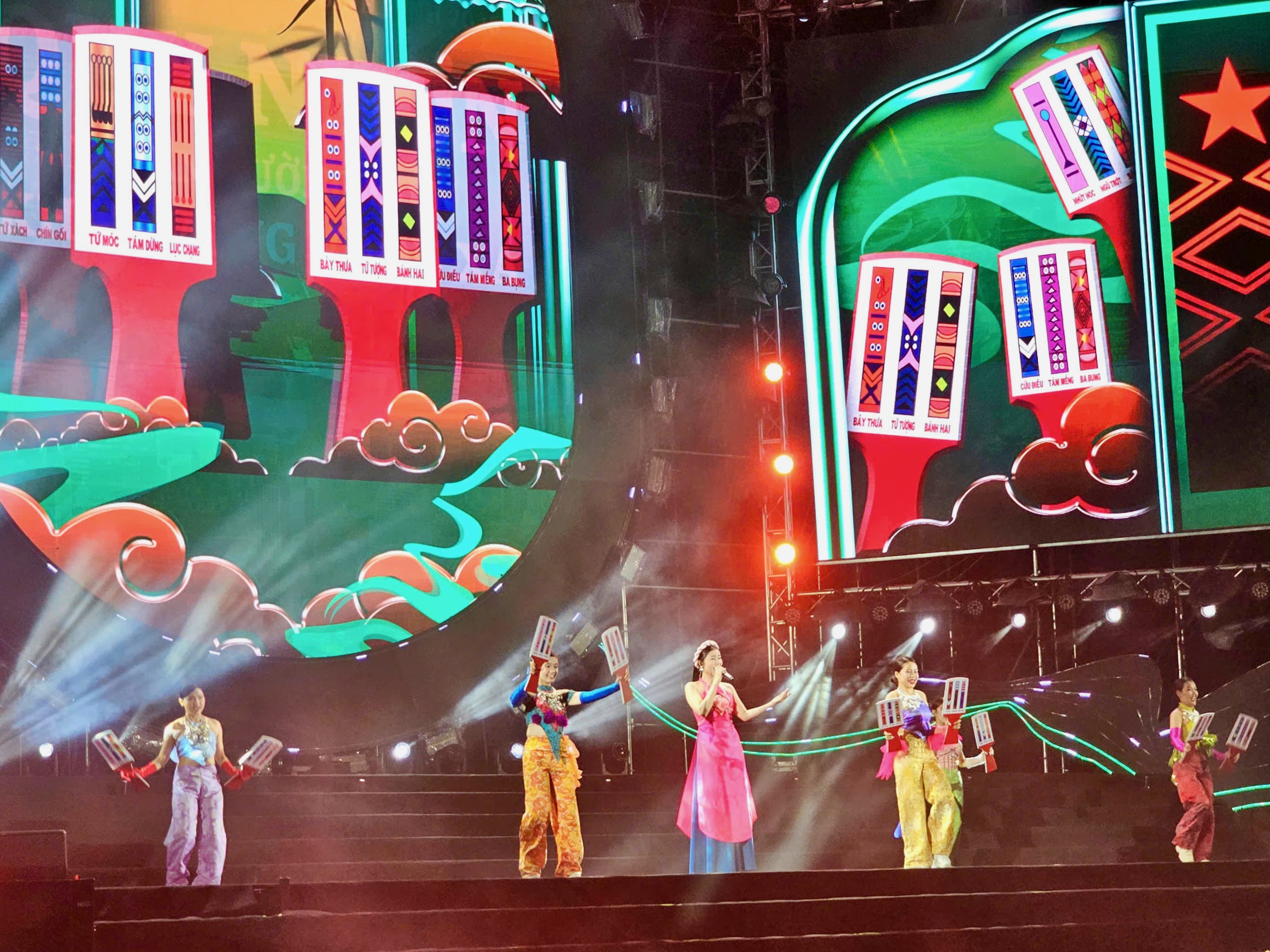 游客在平定省夏季旅游节开幕式之夜尽情狂欢
