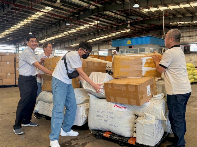 越南航空免费运输中部地区救援物资