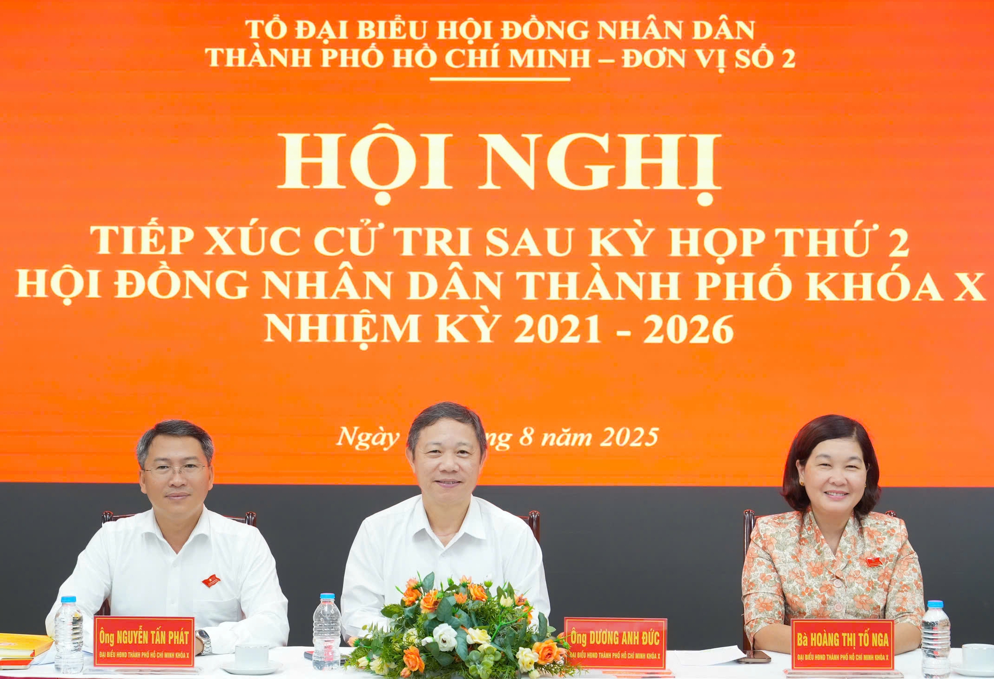 胡志明市中心区选民：'混乱重现，侵占人行道和车道进行买卖'
