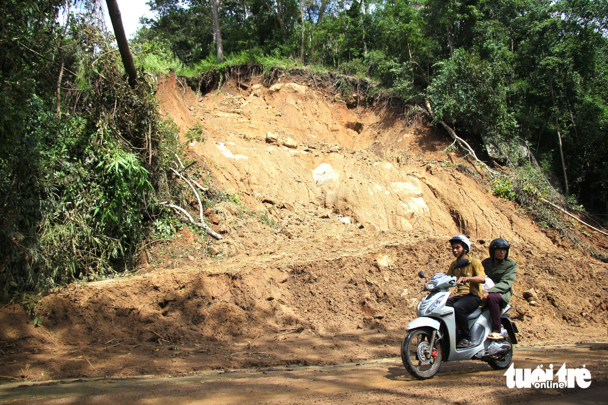 庆和省一村庄因山体滑坡被隔离多日，需徒步背运食品补给