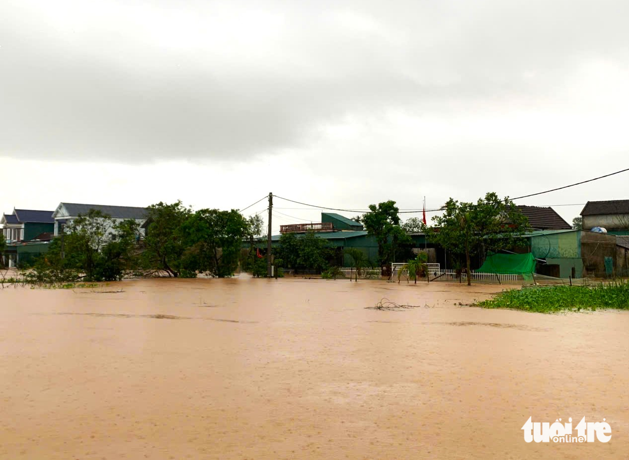 暴雨和洪水导致村庄被孤立，道路淹没在水中
