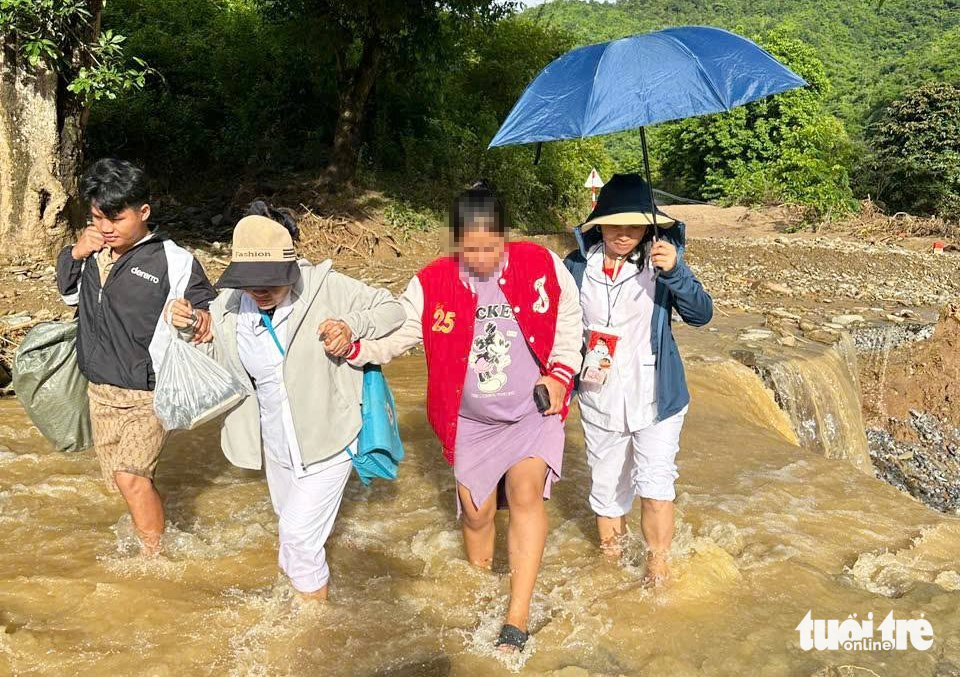 医生在路边为洪水区的孕妇接生