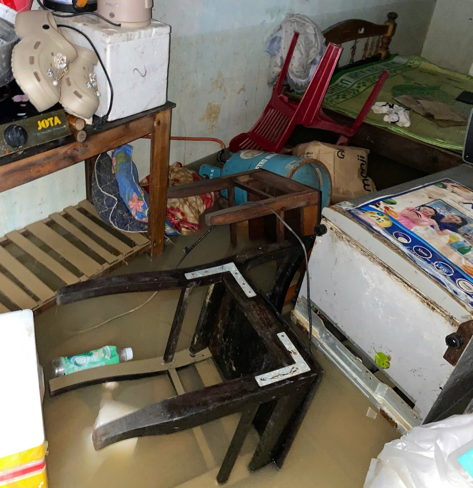 面对一片狼藉的出租屋，学生书籍淹没在洪水中，令人心酸