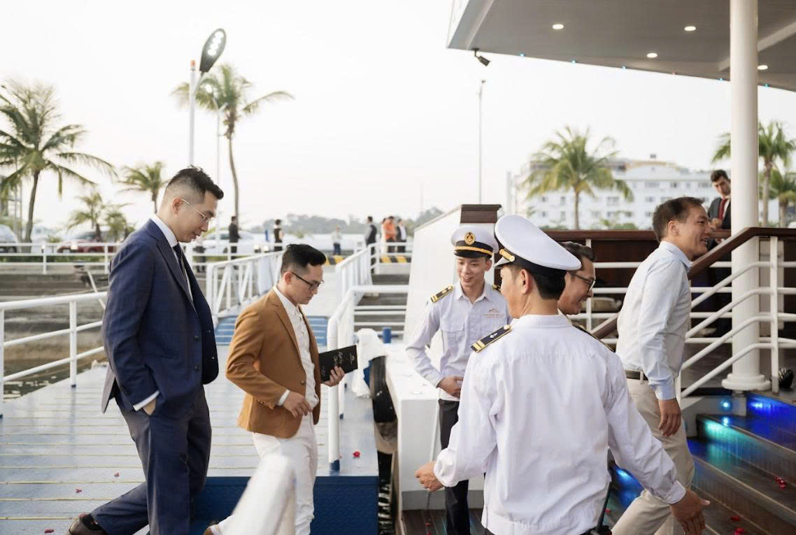 下龙湾的豪华与本土特色游轮之旅