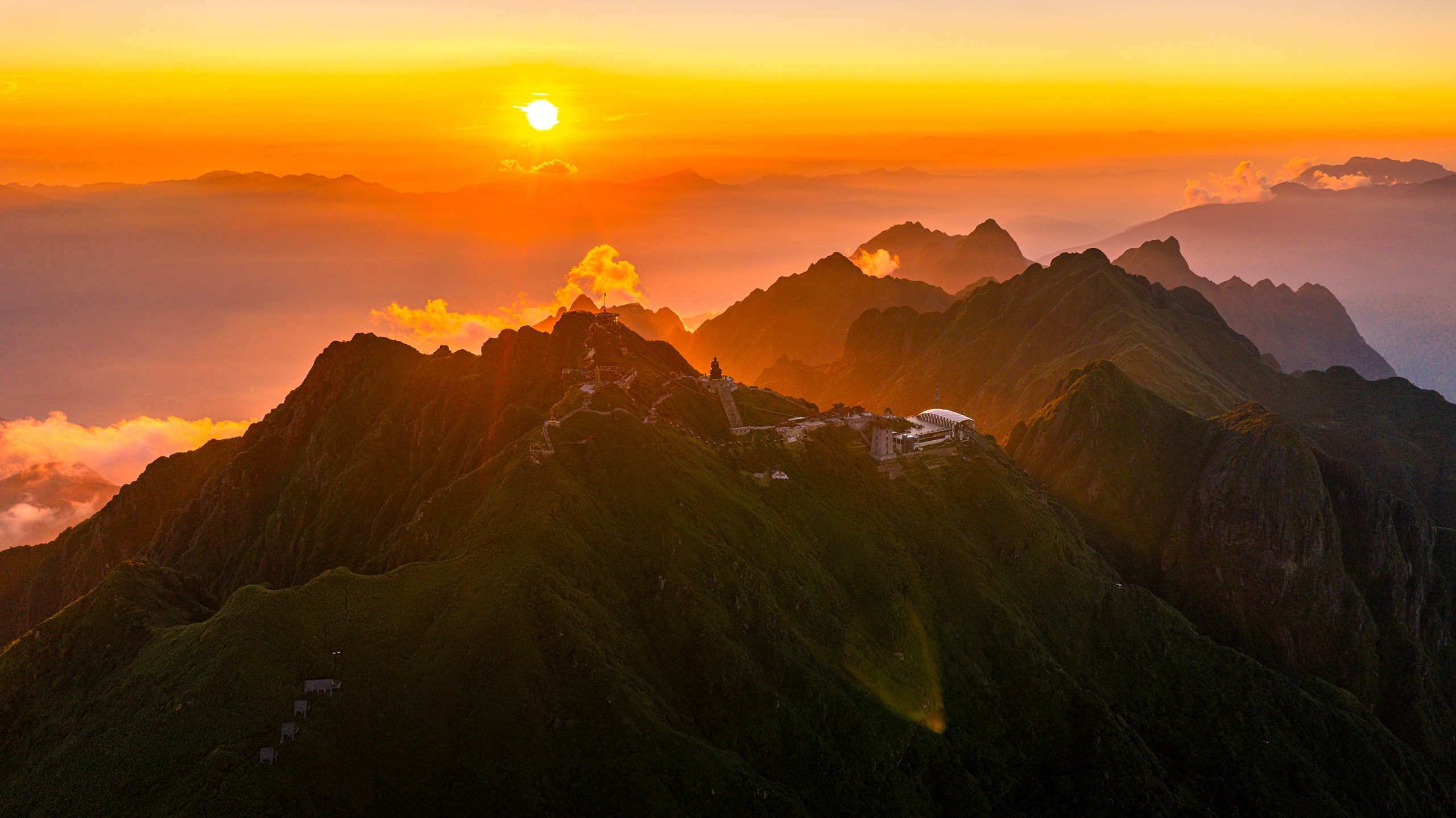 在番西邦峰顶欣赏璀璨银河的夜晚