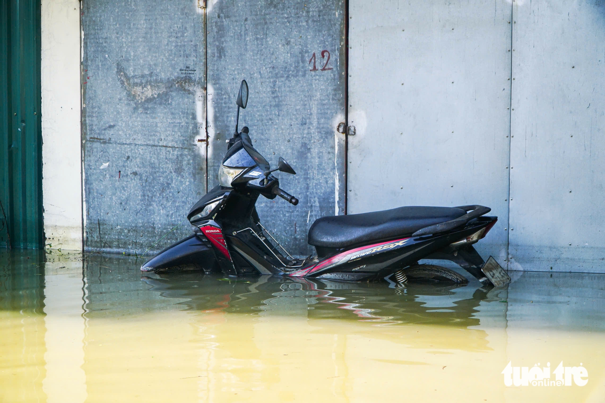 大雨过后4天，河内日江居民仍需涉水齐腰深