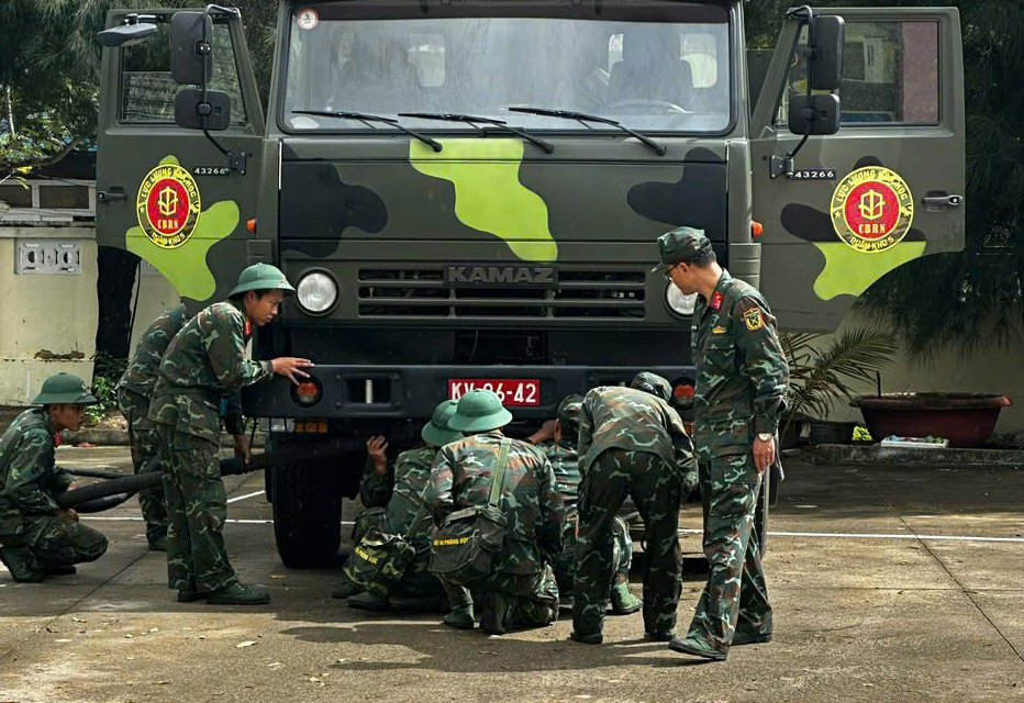 步兵清理淤泥到哪里，防化兵就带着特种车辆到那里消毒洪水区域
