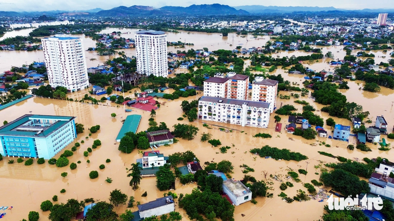 北方居民在洪水过后清理和恢复的景象