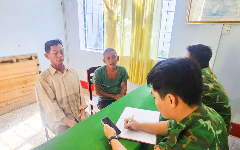 在安江海域救起渔船火灾中的两人