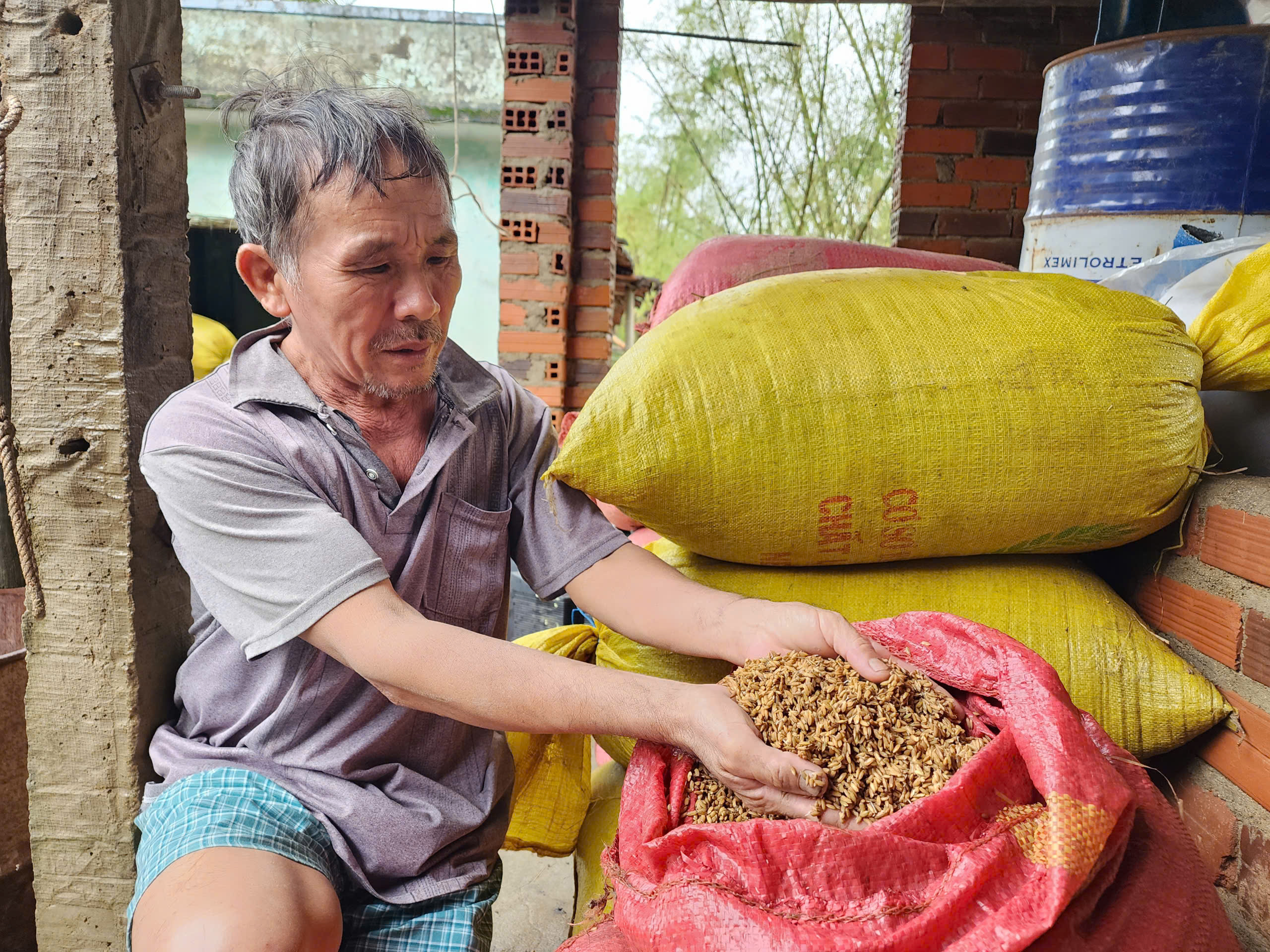 洪水过后，全村无米无粮……许多财产随水流走