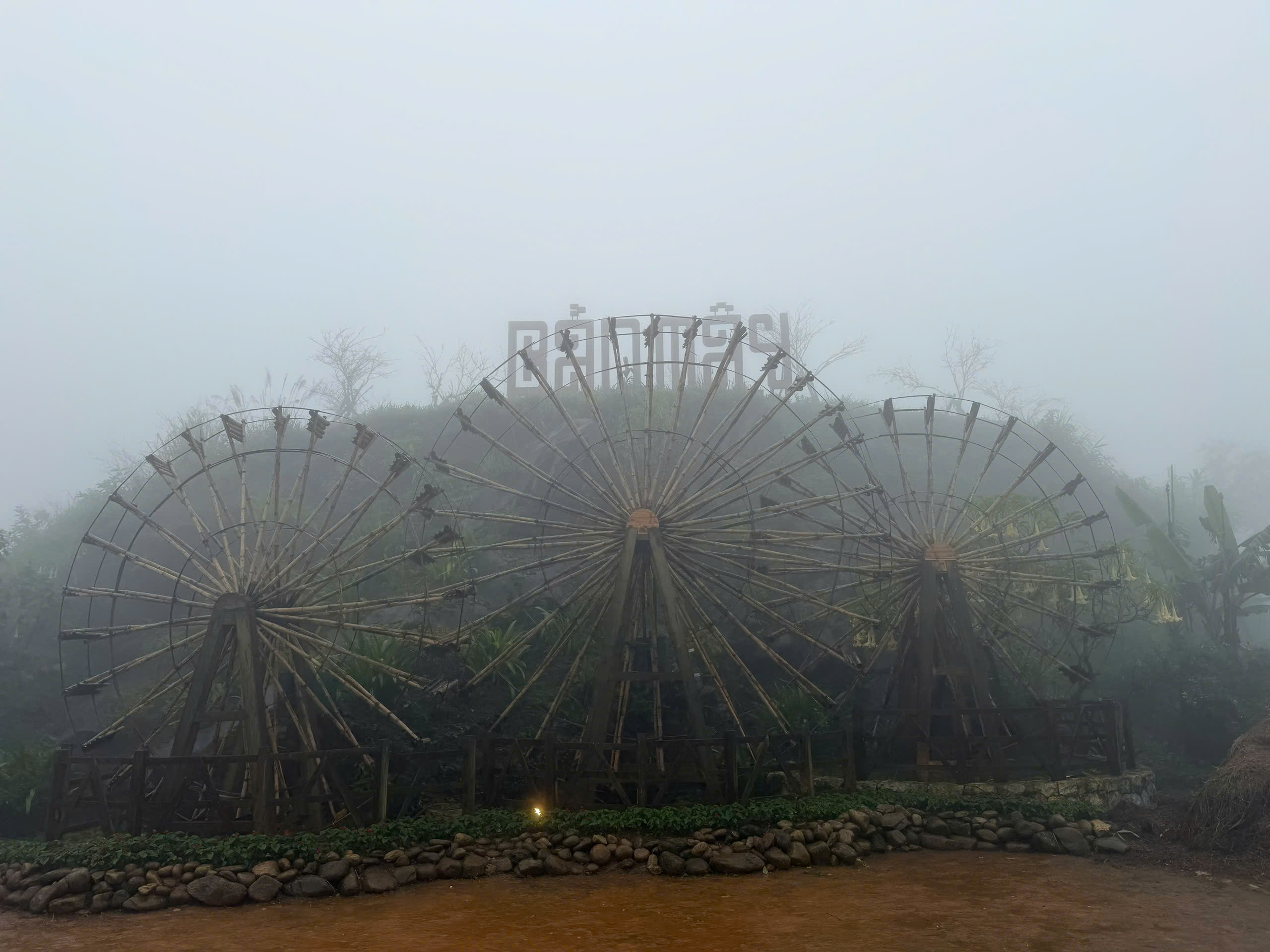 云在Fansipan山顶追逐人