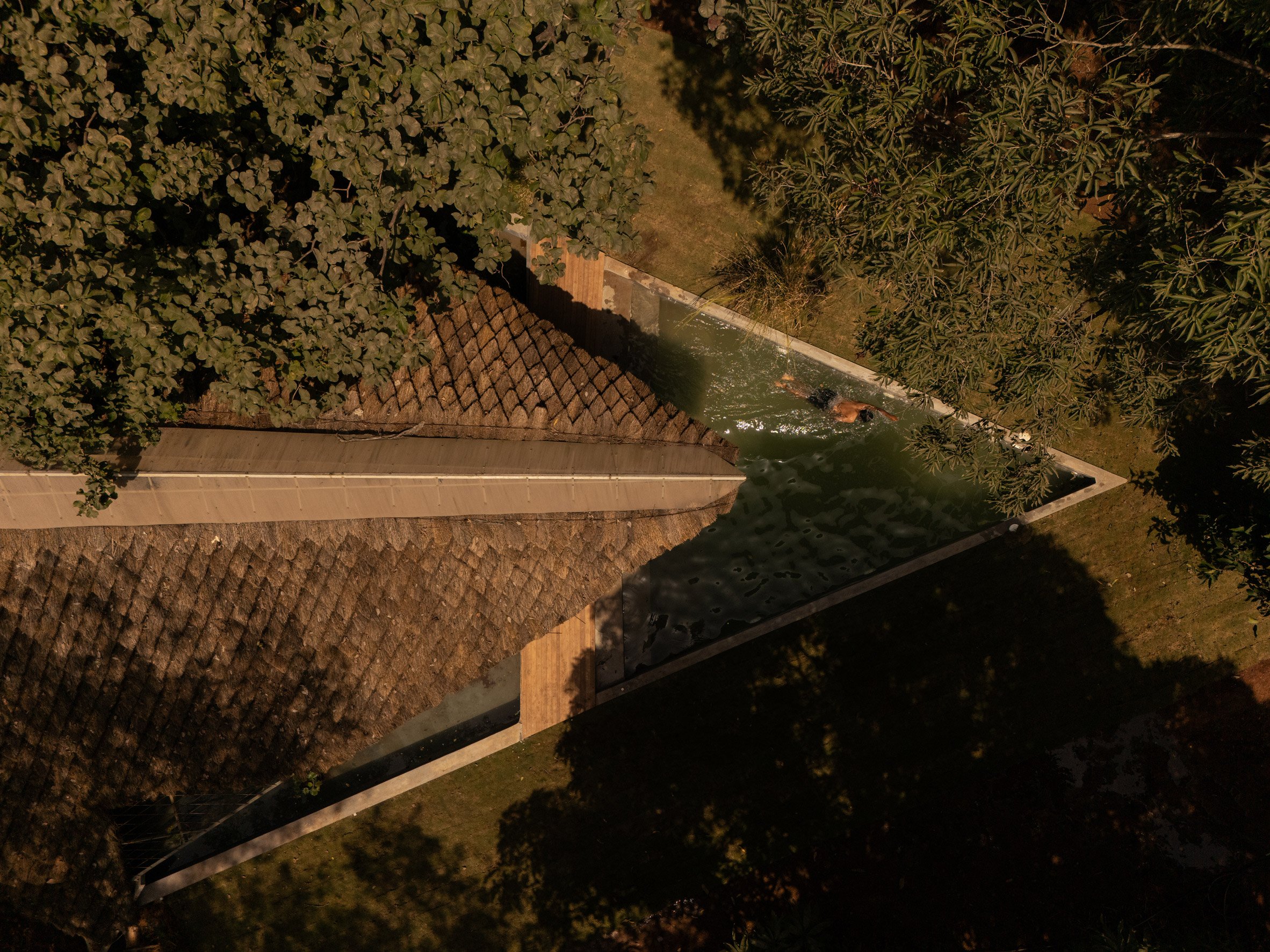 跨越水沟的桥梁房屋，带有奇特泥草制成的'穿山甲鳞片'