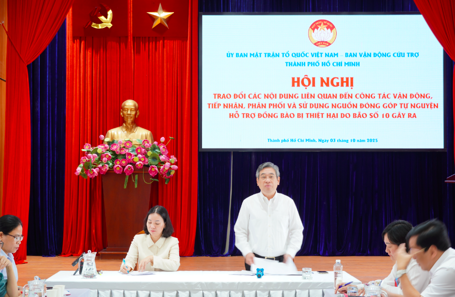从无花开学典礼，胡志明市教育部门捐款超过170亿越南盾支持洪水灾区同胞