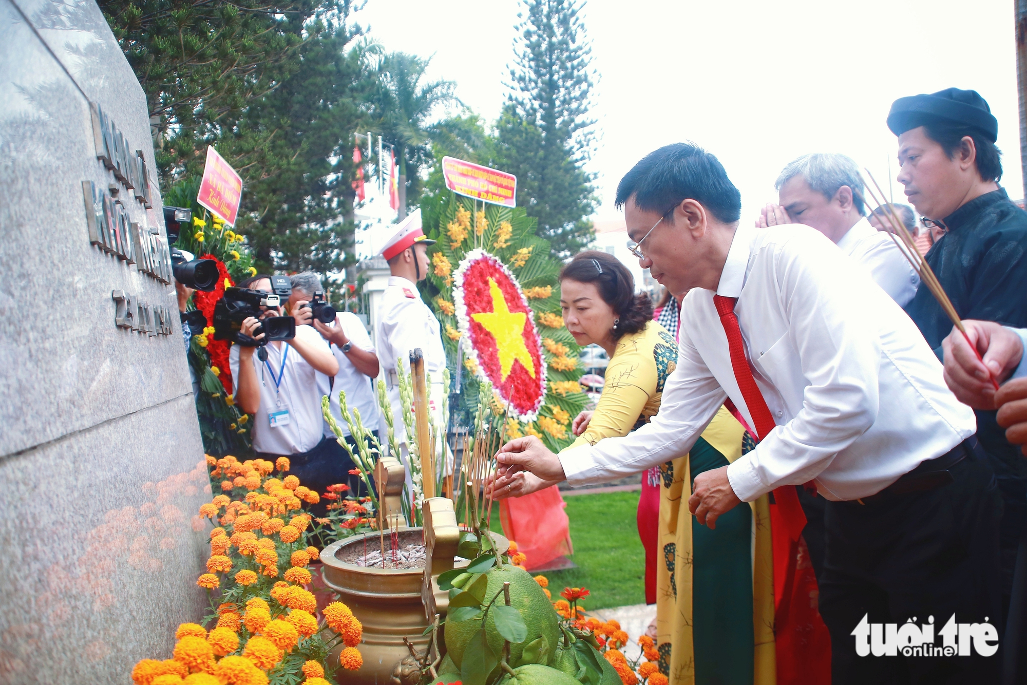 胡志明市领导敬香，参加纪念南部起义85周年集会