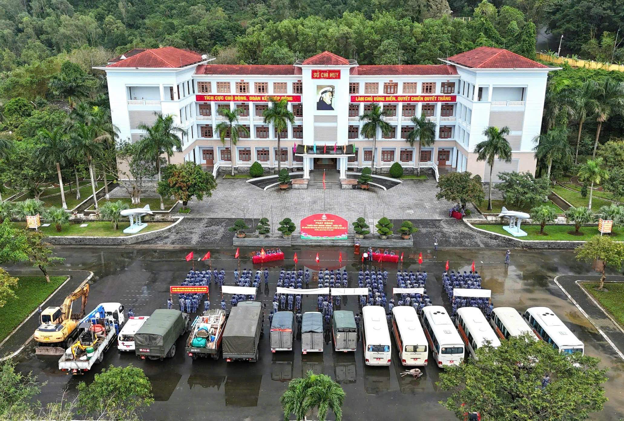 海军部队出发为平定省洪水区居民建房