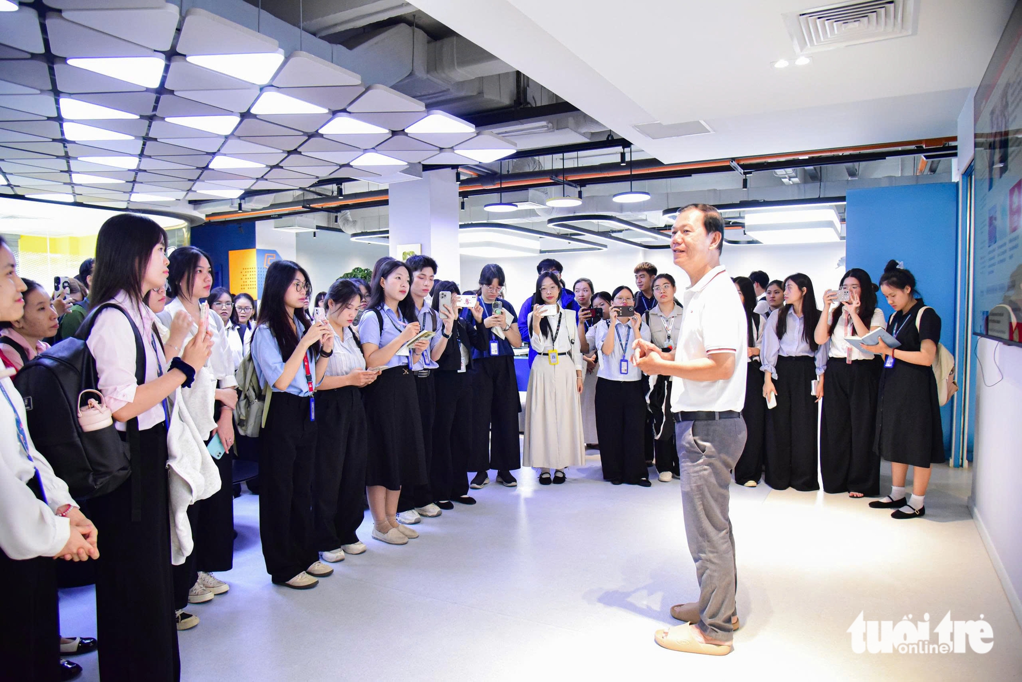 胡志明市师范大学学生了解《青年报》的新闻制作流程