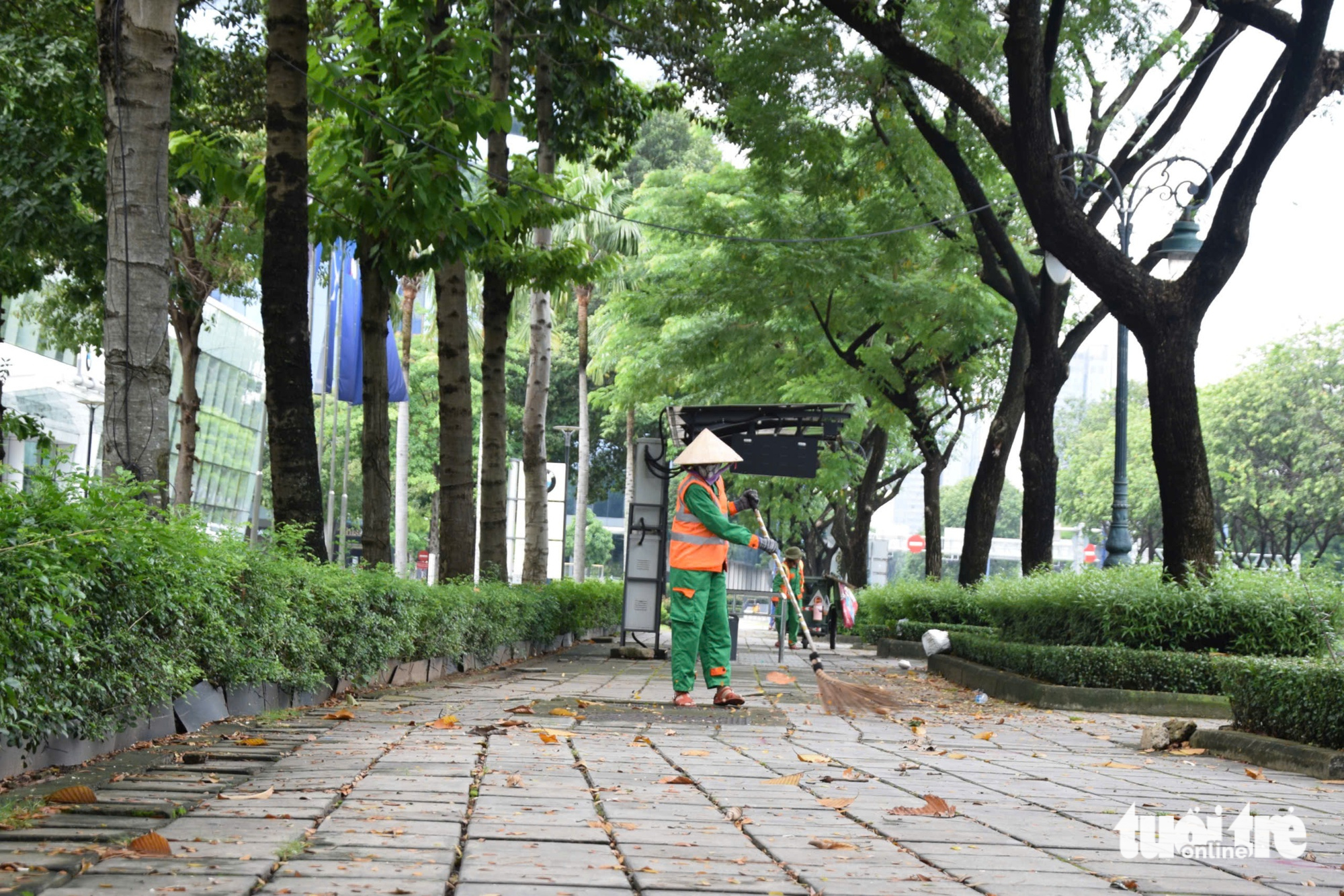 在梅志寿路上施工优先自行车道