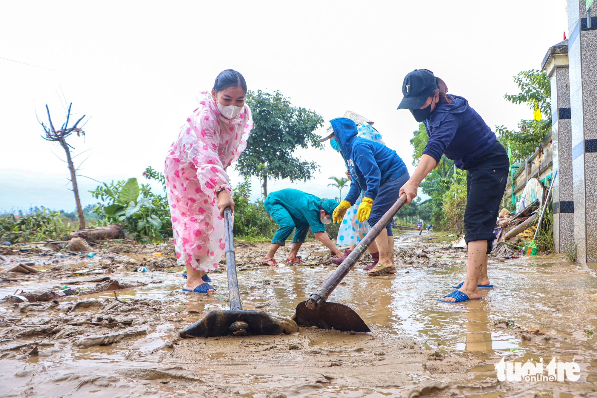 军队'助力'岘港洪水中心区幼儿园清理淤泥迎接儿童返校