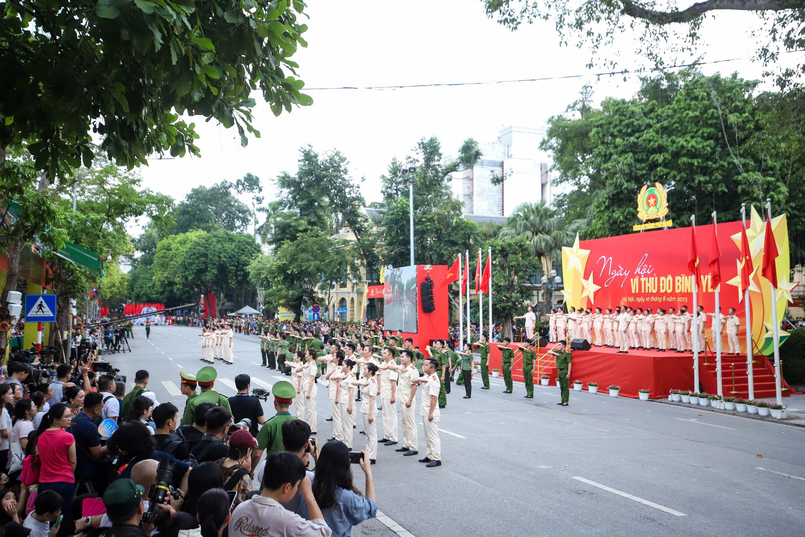 美丽的女警察扮演'街头女孩'在还剑湖引起骚动