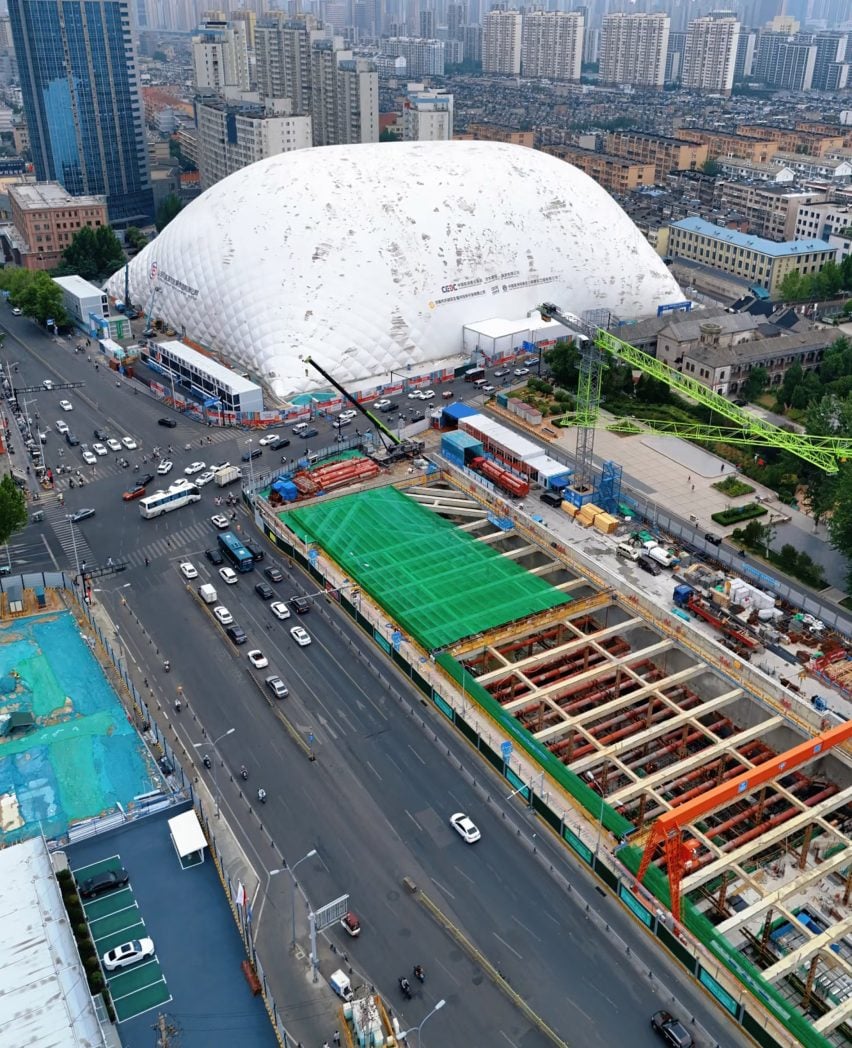 建筑项目被包裹在'世界上最大的充气穹顶'中
