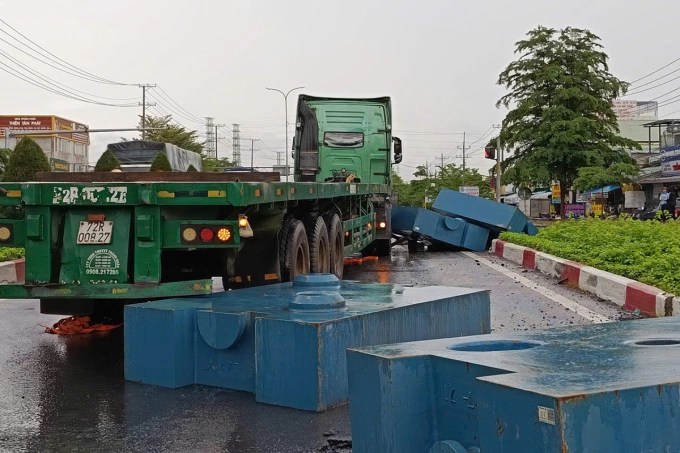 数十吨铁块从集装箱掉落，砸中摩托车骑手