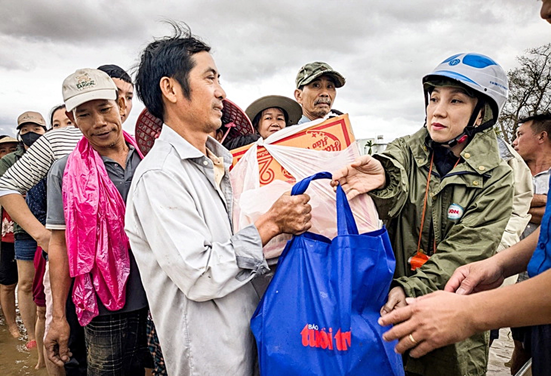 《青年报》读者为中部地区捐款超过140亿越南盾