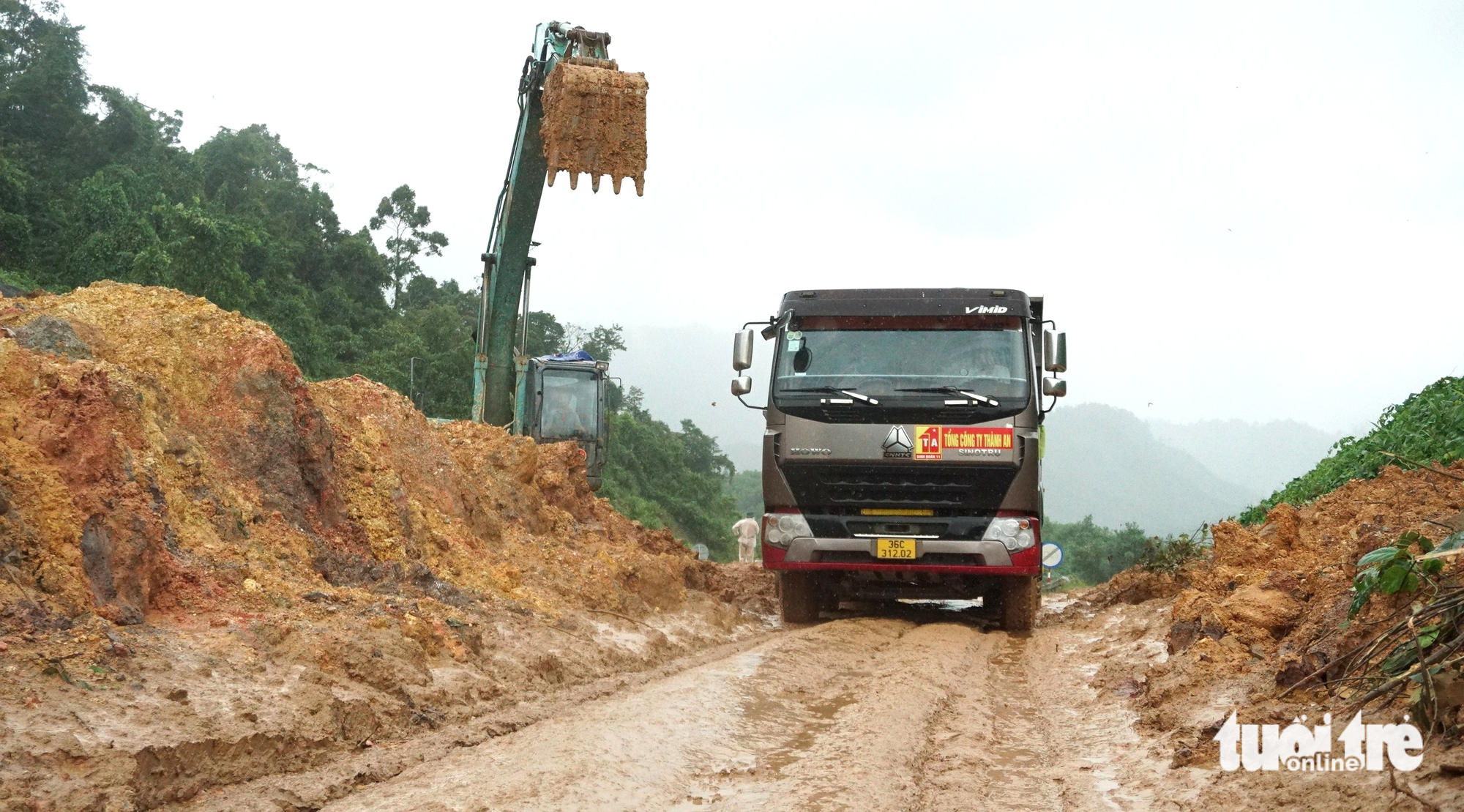 La Sơn - Hòa Liên 高速公路仍未通车：多处山体滑坡，路面裂缝危险