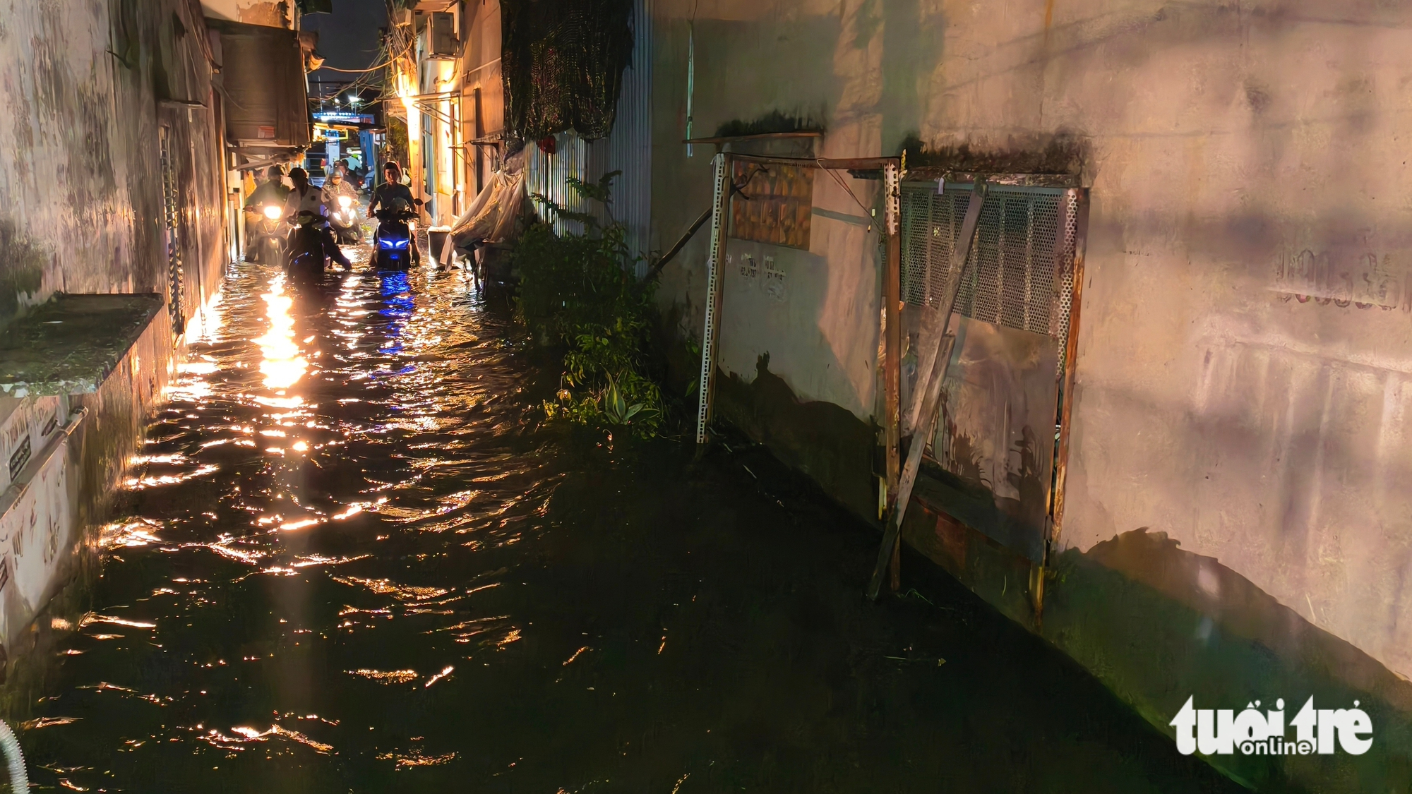 胡志明市潮水高涨，幸好没有下雨