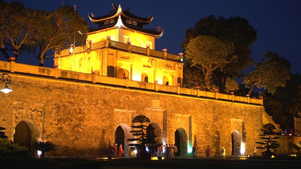 美国杂志对河内和胡志明市旅游体验的不同之处有何评价？