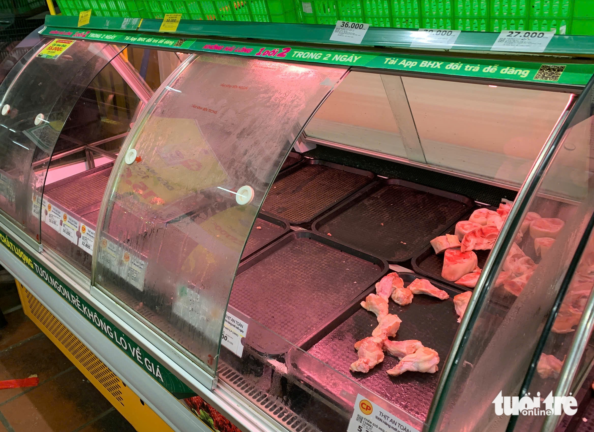 岘港：台风前居民抢购食品囤积，绿叶蔬菜'售罄'