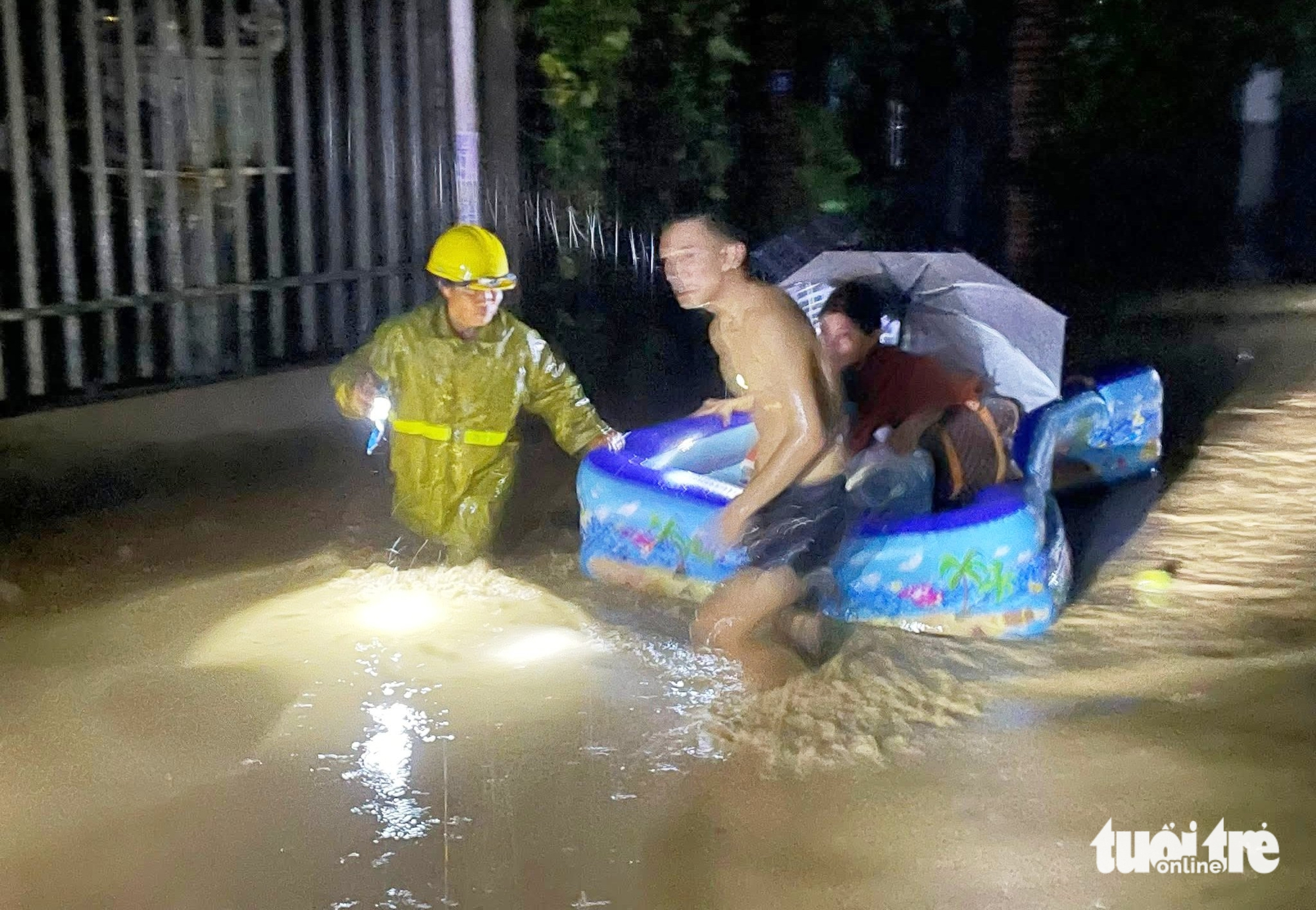 因暴雨洪水，义安省多个乡镇被淹，夜间疏散居民