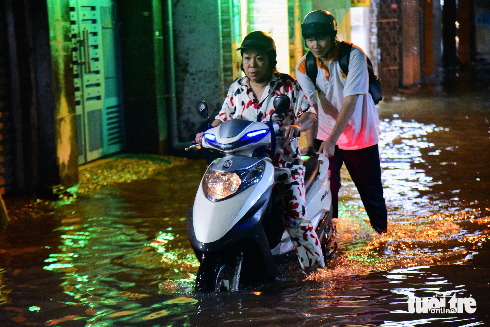 尽管雨已停很久，居民仍在积水中跋涉